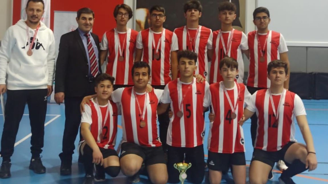 2022-2023 Eğitim ve Öğretim Yılı Okul Sporları kapsamında düzenlenen liseler arası voleybol turnuvası genç erkek (A) müsabakalarında okulumuz Ankara 3.sü olmuştur.