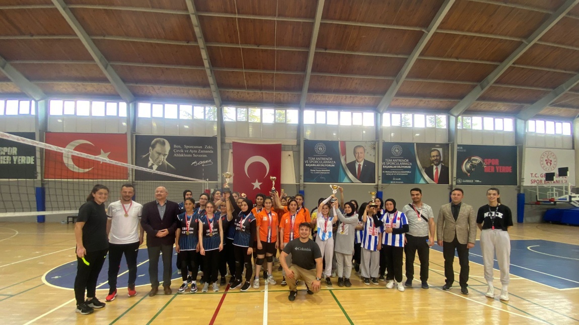 Kalecik İlçesi kızlar voleybol turnuvasında okulumuz kız takımı ilçe 1.si olmuştur.